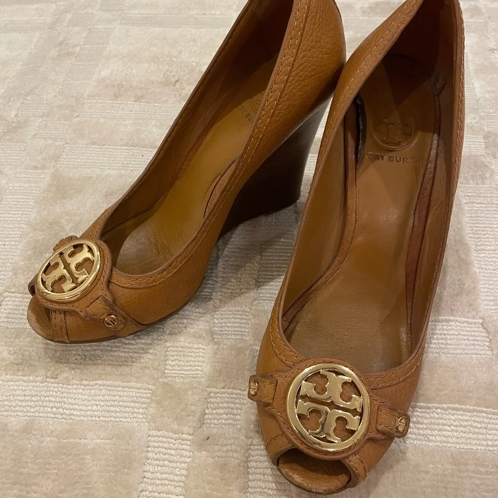Tory Burch | Leticia Peep-toe Wedge | Tan | Size 8 - Picture 1 of 7